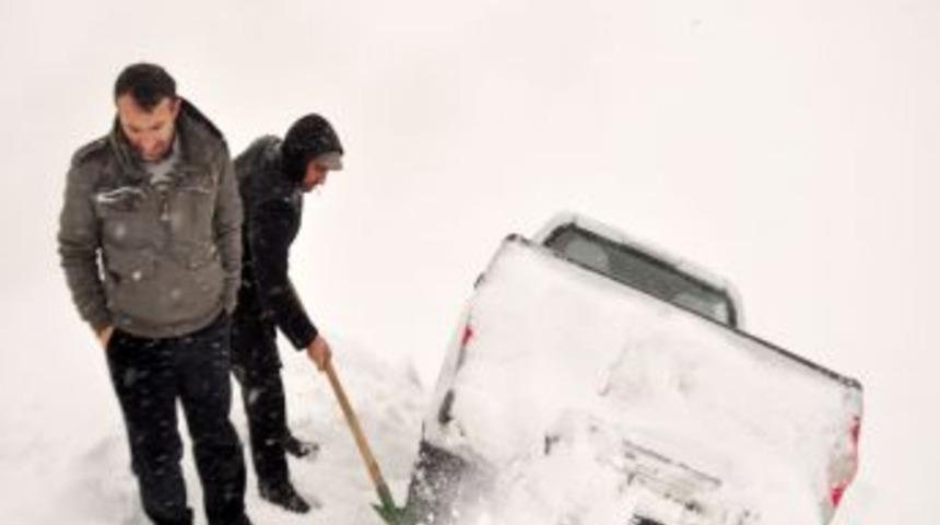 Yolda mahsur kalanların imdadına kaymakam yetişti