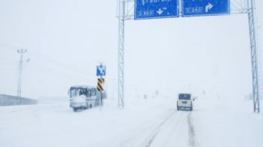 Patnos'ta 88 k&ouml;y yolu ulaşıma kapandı