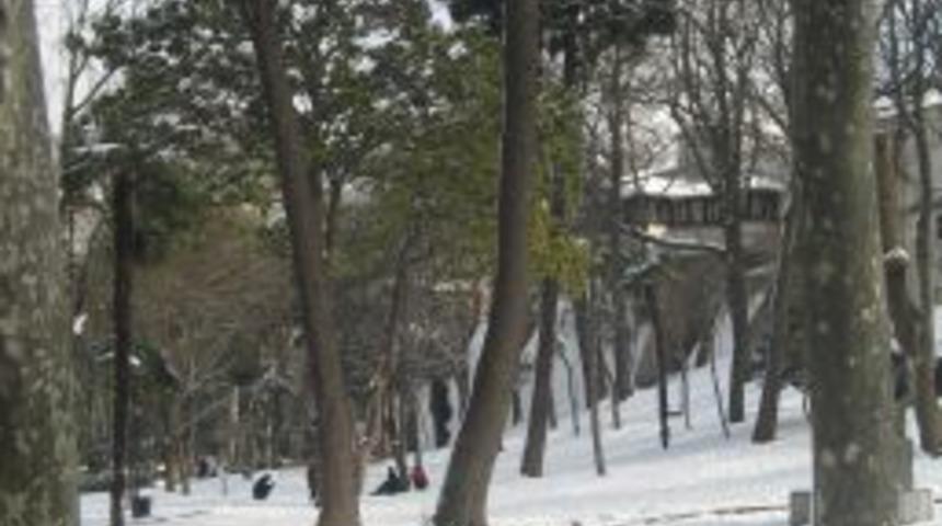 Memurların, &ouml;ğle arası kartopu keyfi