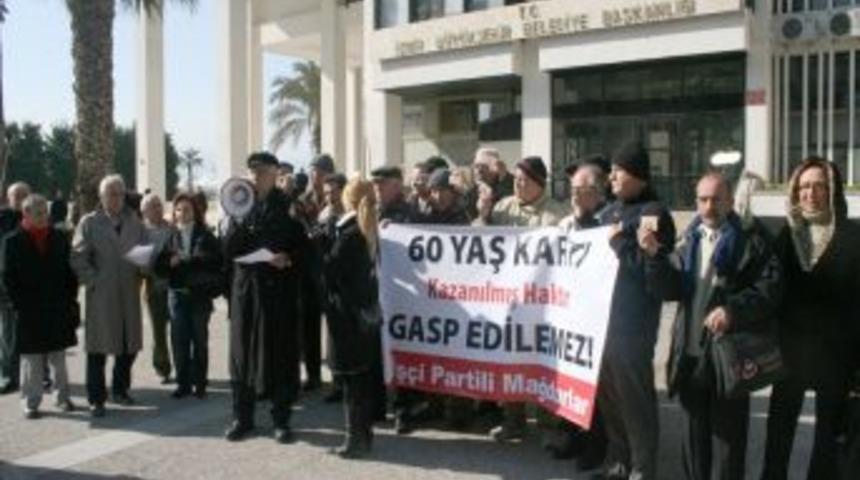 İzmirliler 60 Yaş Kartı'nın iptalini protesto etti