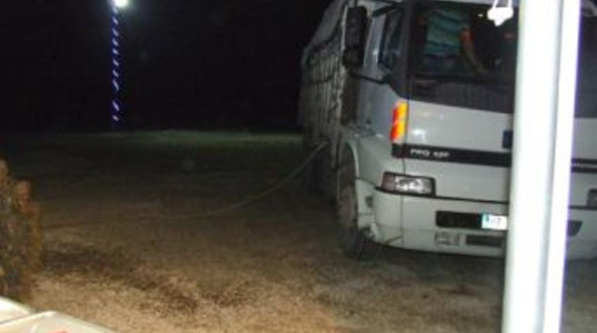 Yaptıkları d&uuml;zenekle kamyonlara madeni yağ ikmal etmişler