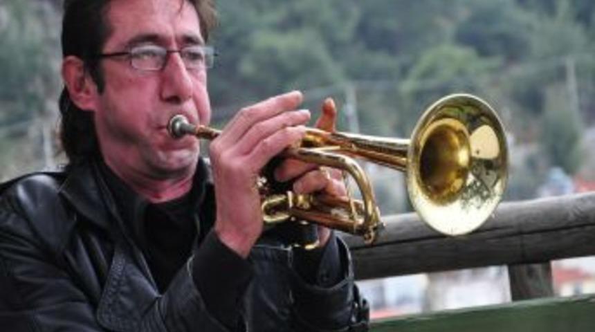 Ekranda Fethiye, arka fonda trompet konseri