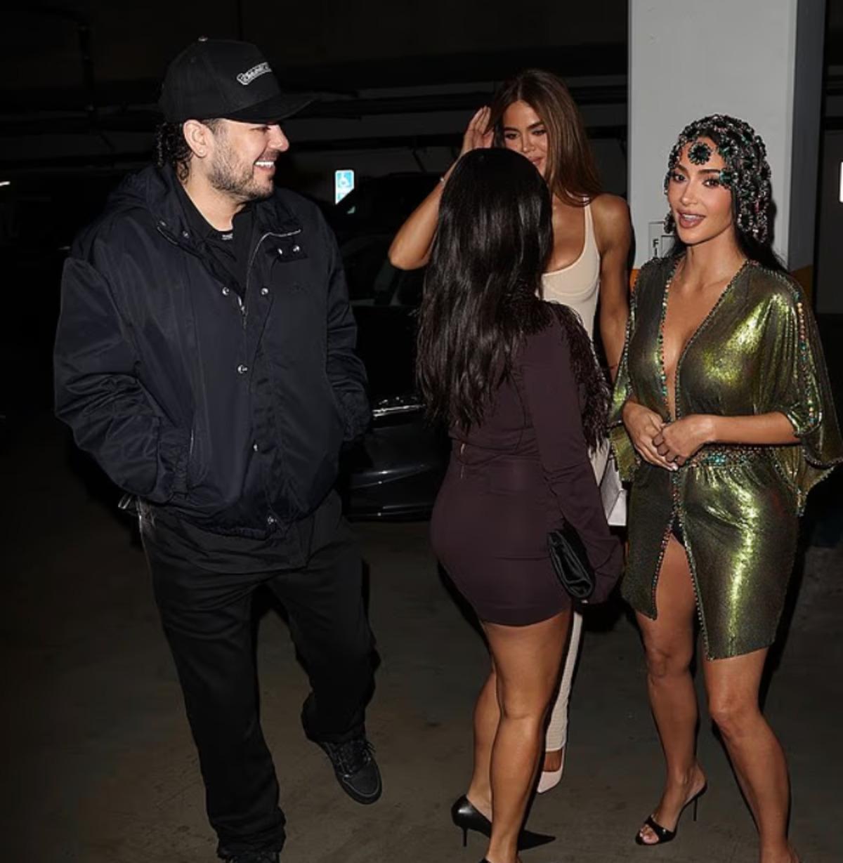 Kim Kardashian 46. yaş gününü kutladı! Derin yırtmacını kapamakla uğraşmadı 1