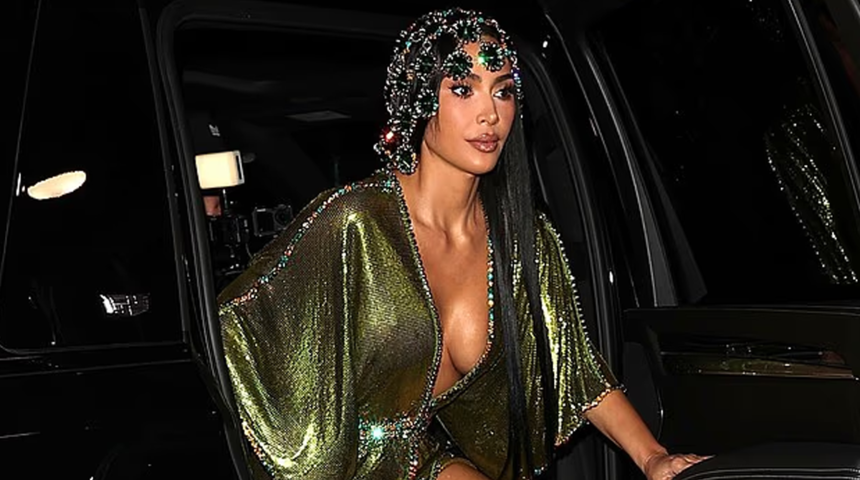 Kim Kardashian 46. yaş gününü kutladı! Derin yırtmacını kapamakla uğraşmadı