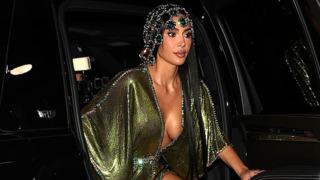 Kim Kardashian 46. yaş gününü kutladı! Derin yırtmacını kapamakla uğraşmadı