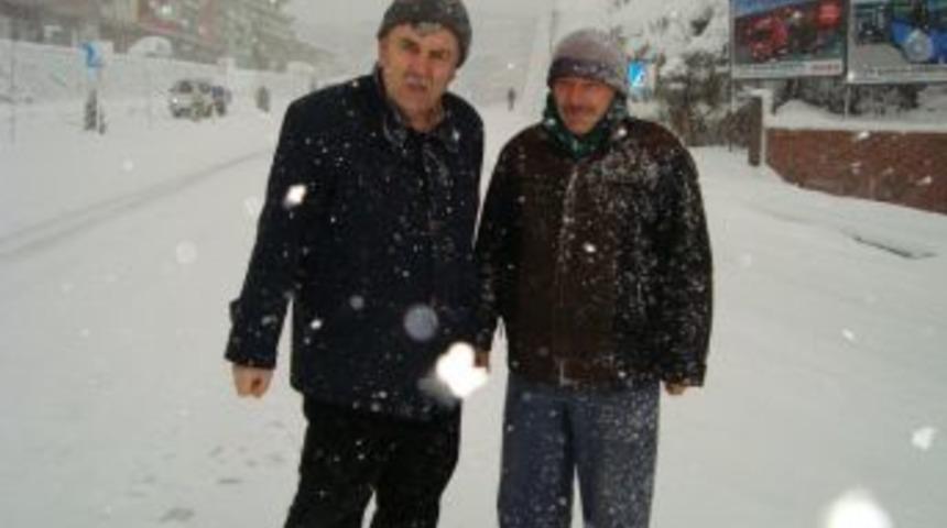 Alaplı'da kar ve tipi hayatı etkiledi