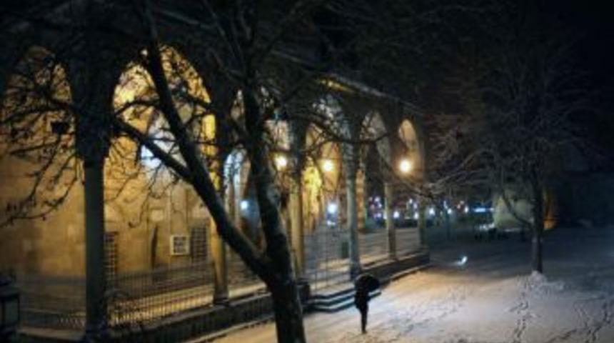 Erzurum beyaza b&uuml;r&uuml;nd&uuml;, sıcaklık y&uuml;kseldi