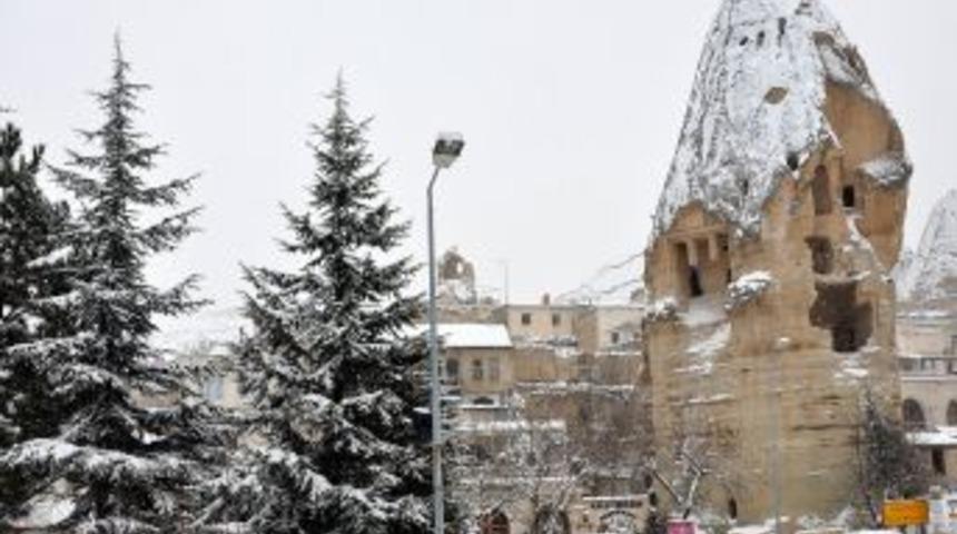 Karla buluşan peribacaları ile g&uuml;zel manzaralar oluştu