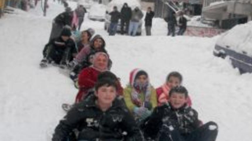 &Ccedil;ocukların kar keyfine eşlik ettiler