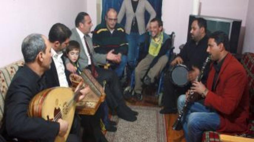 Engellilere, evlerinde &ouml;zel konser veriyorlar