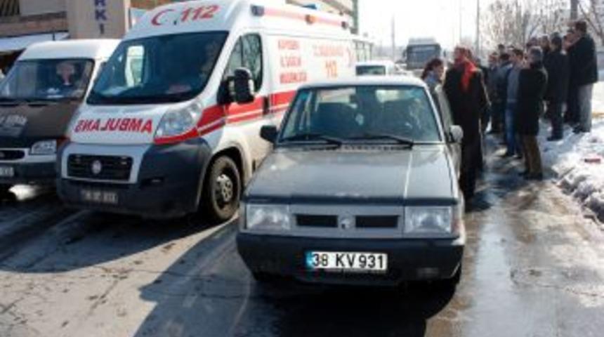 Ayağı kayınca hareket halindeki araca &ccedil;arpan kişi &ouml;l&uuml;mden d&ouml;nd&uuml;