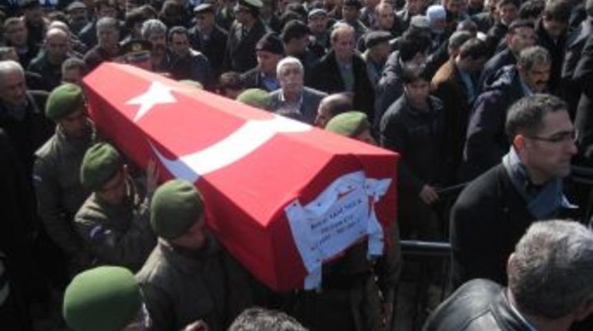 Aksungur ailesi son yolculuğa uğurlandı