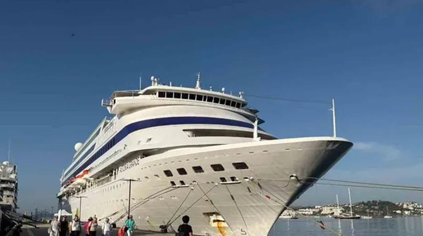 Bodrum'a 3 kruvaziyerle 650 turist geldi!