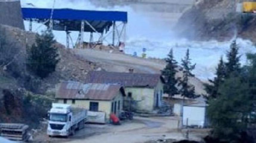 Baraj kapağı patladı, 2 ölü, 8 kayıp