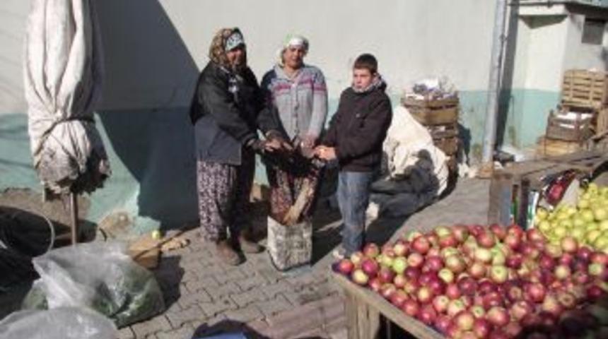 Edremit buz kesti, pazarcılar tahta yakarak ısındı