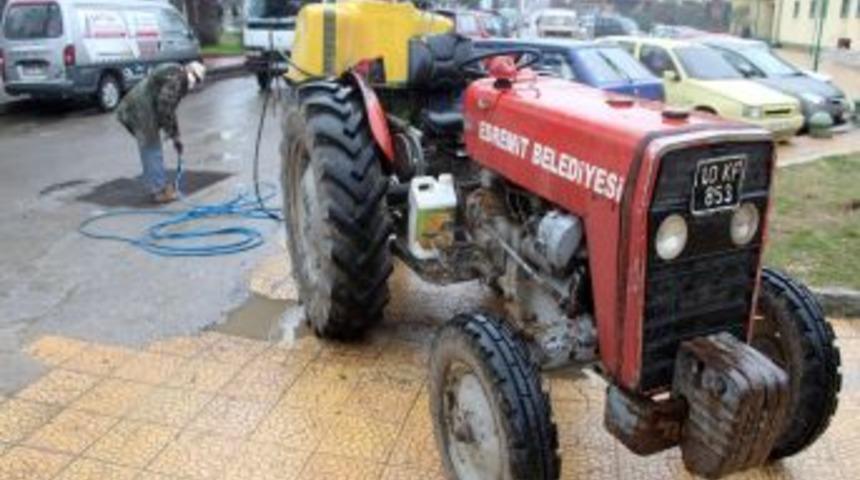 Edremit&rsquo;te haşereyle m&uuml;cadele &ccedil;alışmaları devam ediyor