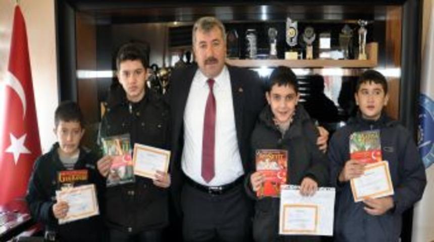Takdir alan &ouml;ğrencilere belediyeden &ouml;d&uuml;l