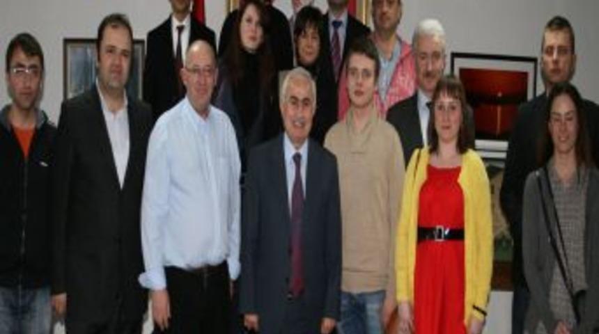 Eğitimciler Derneği &uuml;yeleri Vali Şahin'i ziyaret etti