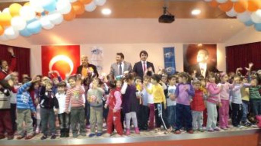 Minikler har&ccedil;lıklarını Van'a okul olması i&ccedil;in biriktirdi