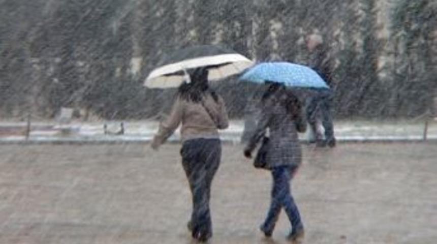 İzmir'e 5 yıl aradan sonra kar yağdı