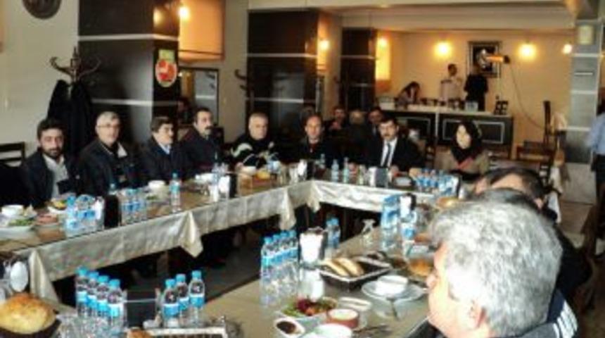 Toplu s&ouml;zleşme &ouml;ncesi toplu kaynaşma yemeği..