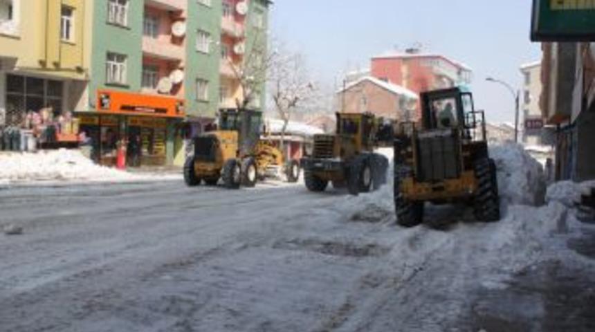 Kar &ccedil;alışmaları s&uuml;r&uuml;yor