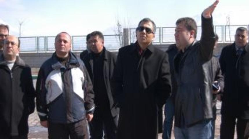 Vali Yerlikaya, yangında hasar g&ouml;ren Yaşar Eryılmaz Devlet Hastanesi'nde