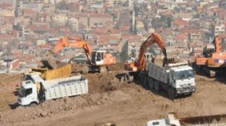 İzmir B&uuml;y&uuml;kşehir Belediyesi zemini kayan b&ouml;lgede tedbir alıyor