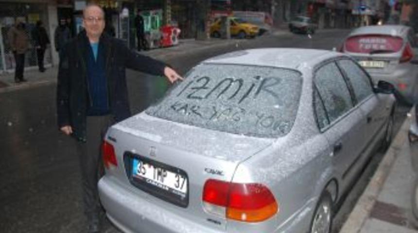 İzmir kent merkezine 5 yıl aradan sonra kar yağdı