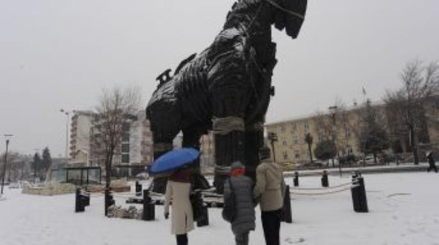Çanakkale şehir merkezine yılın ilk karı yağdı