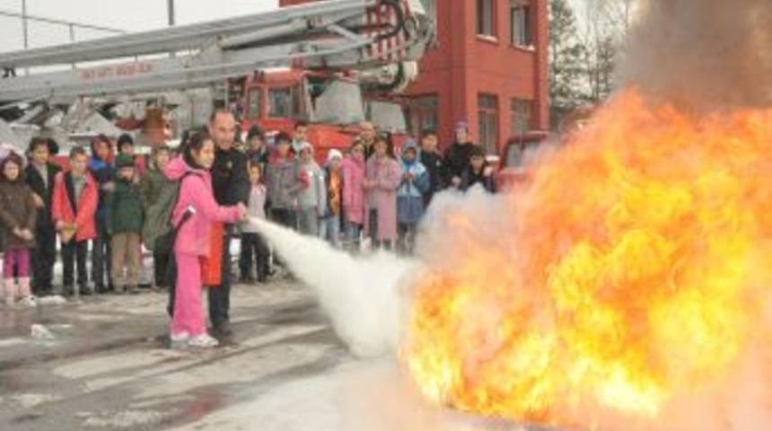 Minikler itfaiyede yangın tatbikatına katıldı