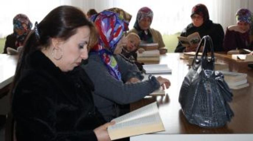 'Benimle Bir Kitap Okur musun Anne' projesiyle veliler okuma-yazma &ouml;ğreniyor