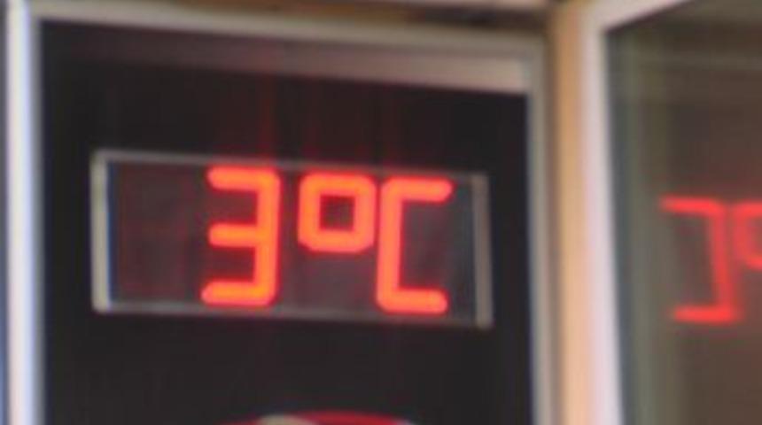 Kuşadası’nda kar durdu, yağmur başladı