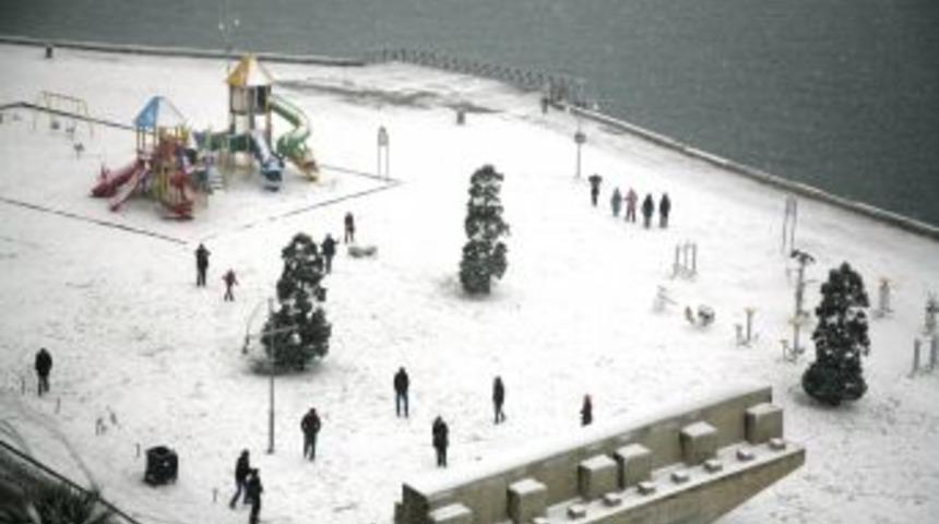 İzmir'de kar sevinci