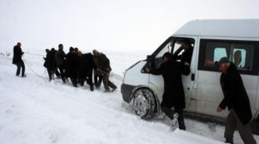 Eski belediye başkanı, yolda kalan minib&uuml;s&uuml; aracına bağladığı iple kurtardı