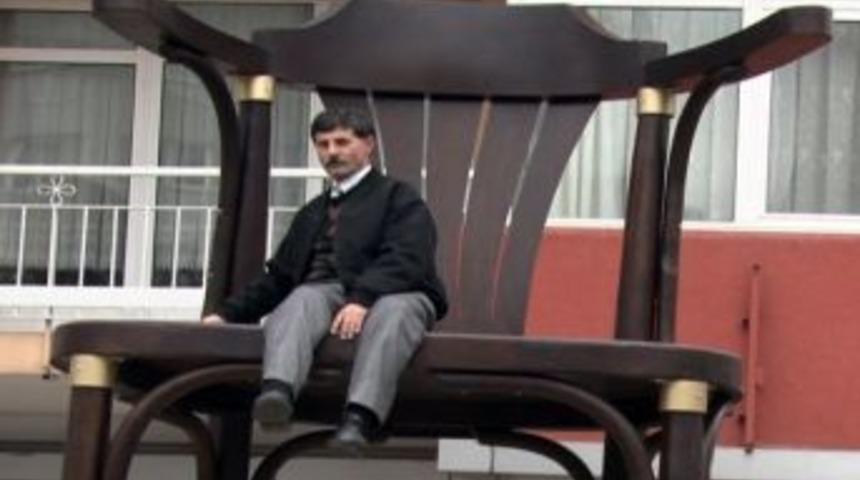 Dev sandalye ilgi odağı oldu