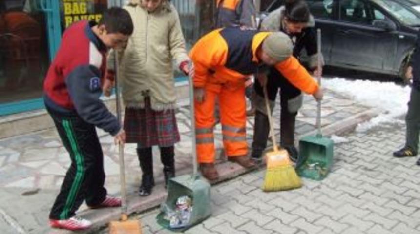 &Ouml;ğrenciler Belediye Temizlik İşleri M&uuml;d&uuml;rl&uuml;ğ&uuml;'n&uuml; ziyaret etti