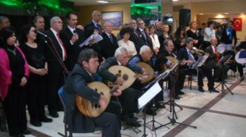 Ankaralı yaşlılar, ikinci baharlarını m&uuml;zikle şenlendiriyor