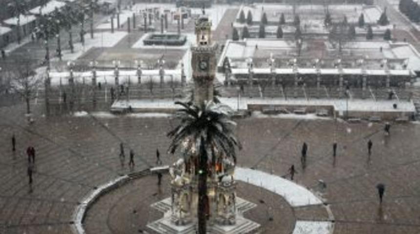 İzmirliler yıllar sonra yağan karın keyfini &ccedil;ıkardı