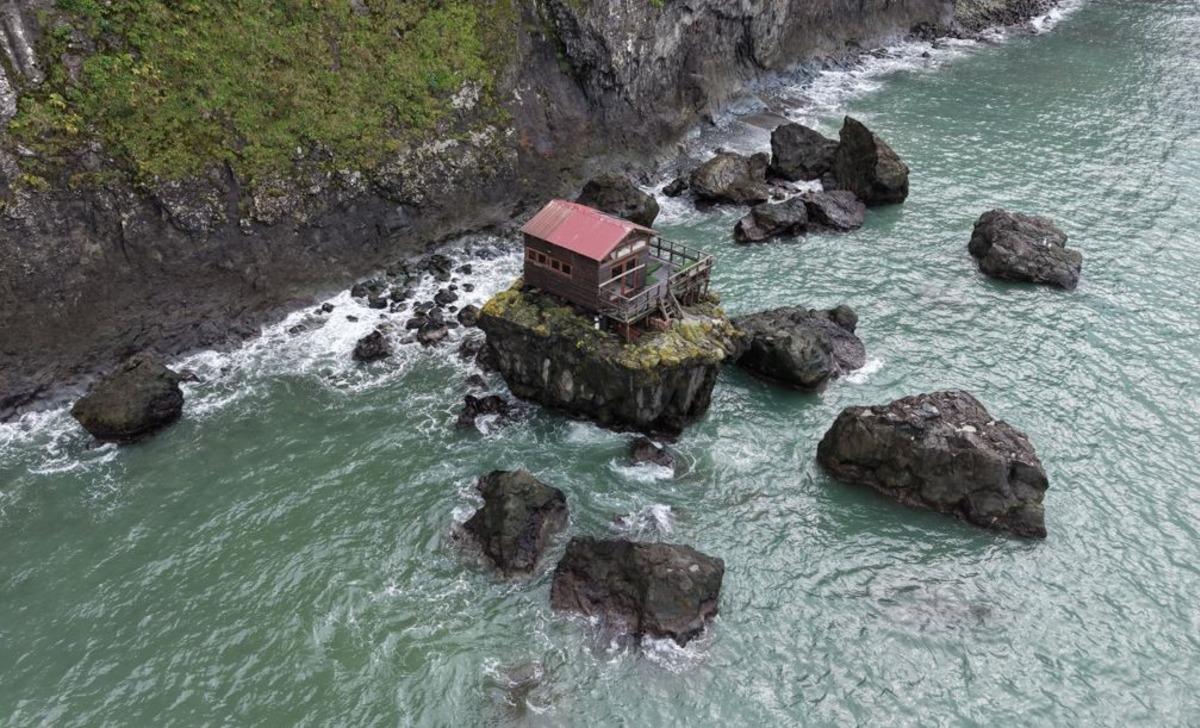 Artvin de denizin ortasındaki kayaya ev kurdular! Nedenini duyan şaşırıyor 1