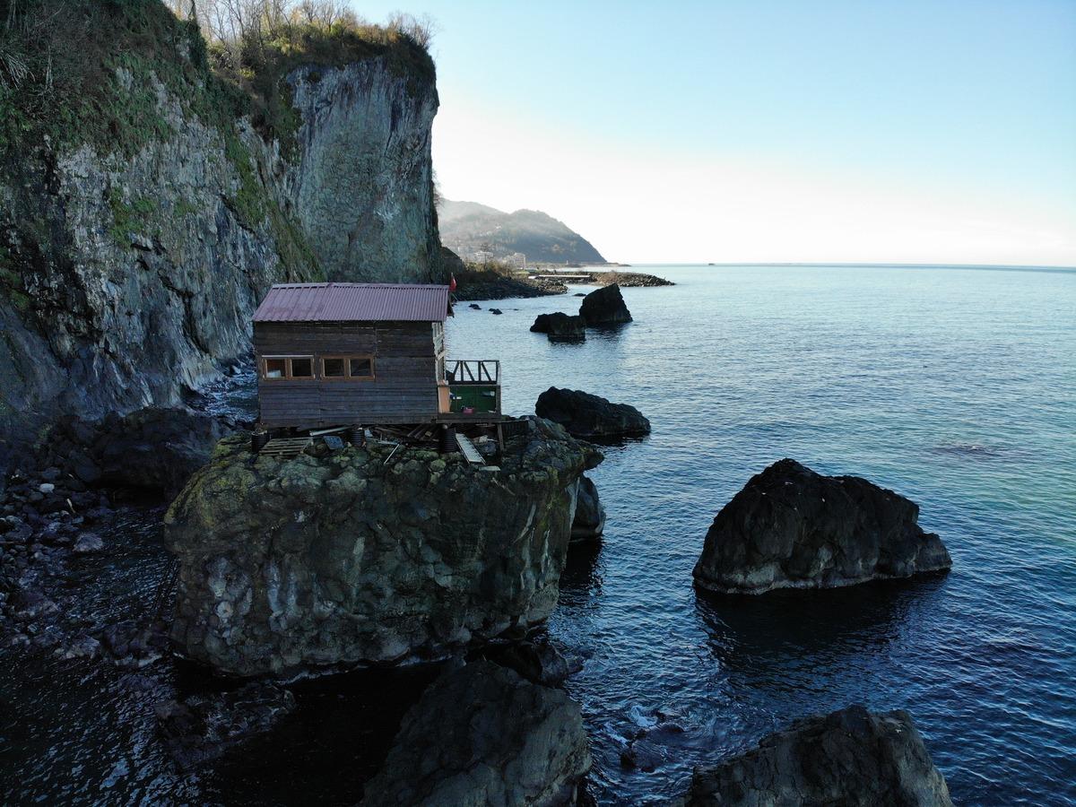 Artvin de denizin ortasındaki kayaya ev kurdular! Nedenini duyan şaşırıyor 3