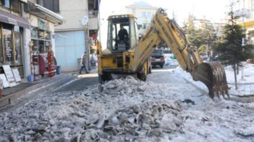 Şuhut'ta yolları kaplayan buzlar temizleniyor