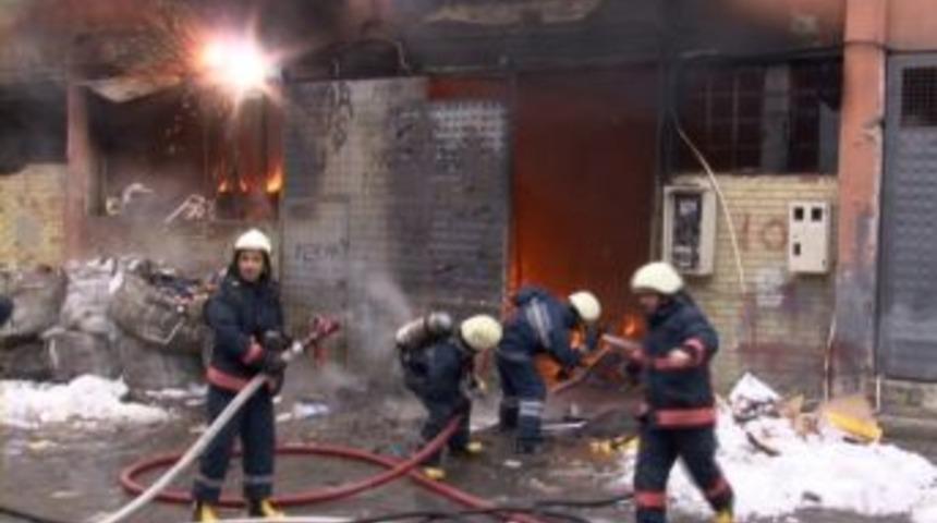 Alevler i&ccedil;inde kalan iş&ccedil;iler, 2 kattan atlayarak kurtuldu