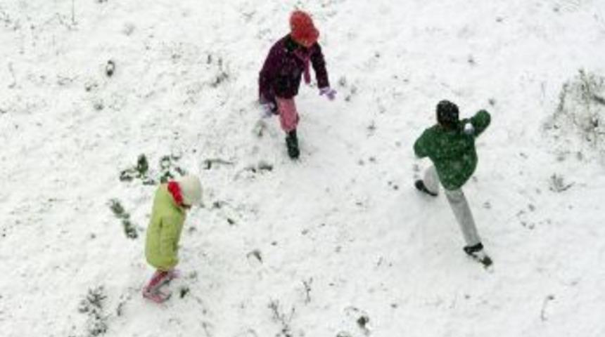 S&ouml;ke'de 10 yaş ve altı &ccedil;ocuklar karla tanıştı