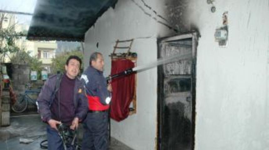 Tek katlı evi yangın k&uuml;l etti