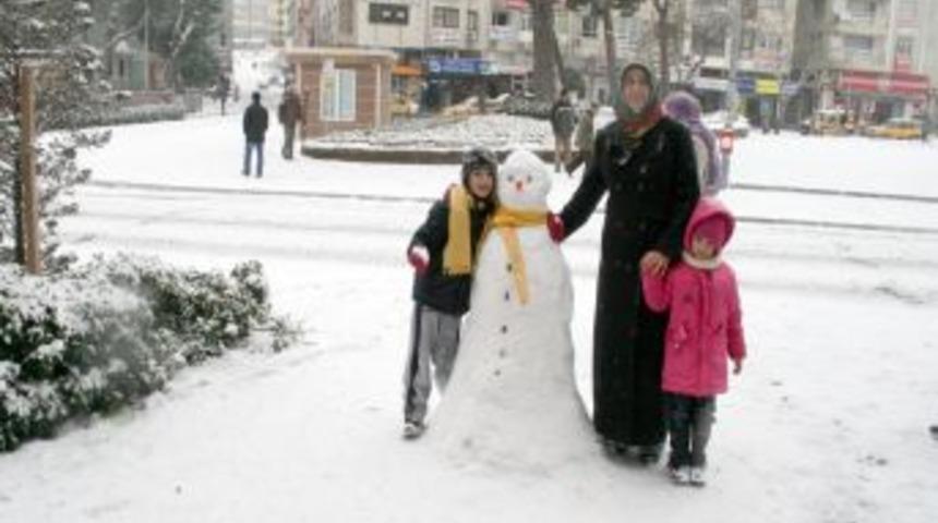 Bergamalılar g&uuml;ne karla uyandı