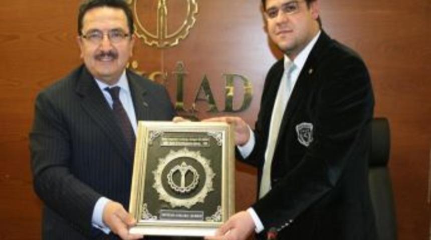 Ayakkabı D&uuml;nyası'nın patronundan gen&ccedil; işadamlarına 'işinizi sevin' tavsiyesi