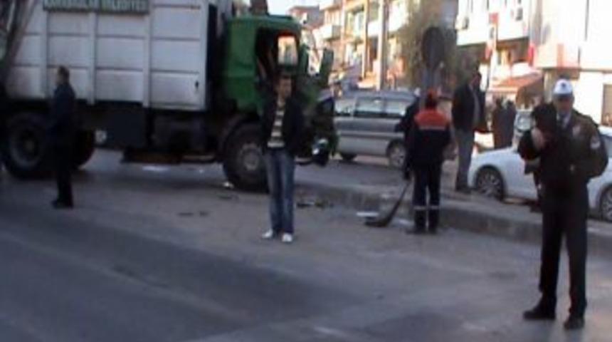 &Ccedil;&ouml;p kamyonuyla servis minib&uuml;s&uuml; &ccedil;arpıştı: 10 yaralı