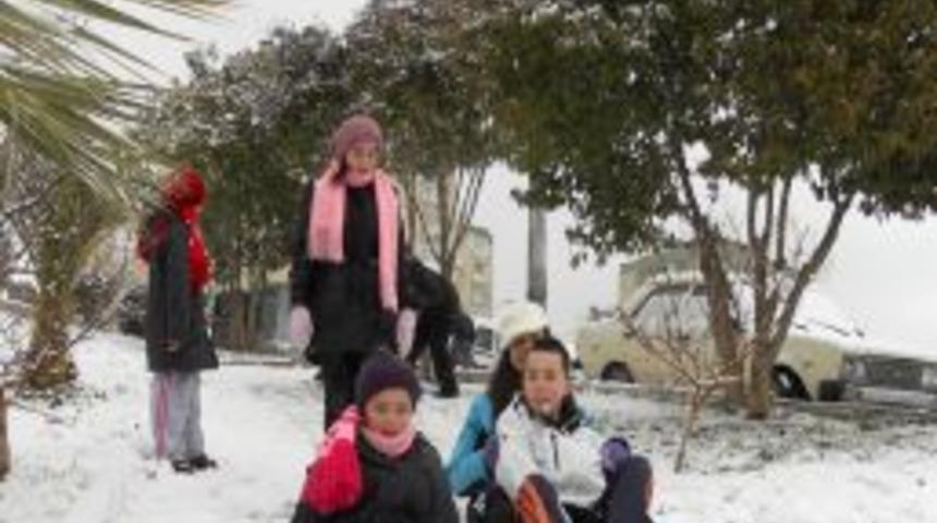 İzmir'de yıllar sonra yağan kar &ccedil;ocuklara yaradı