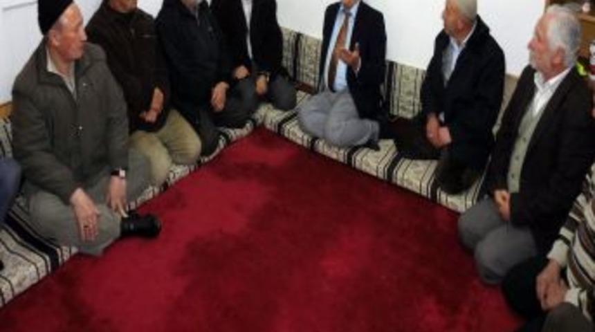 Tavşanlı Belediye Başkanı G&uuml;ler, cemaatin sorunlarını dinliyor